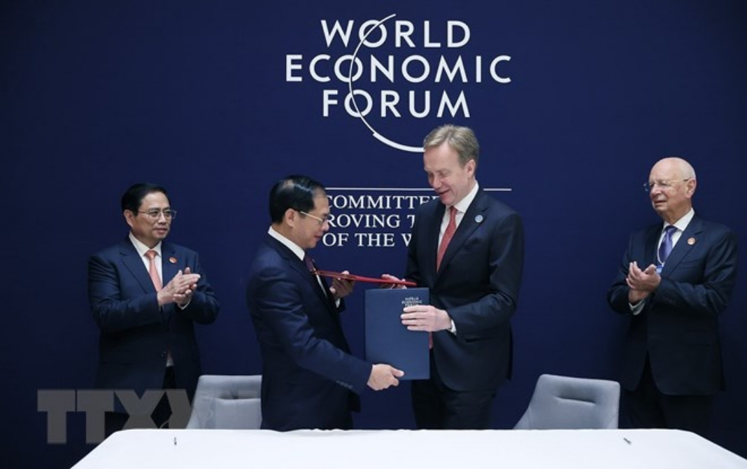 PM makes reference to measures against headwinds at WEF banter in Tianjin